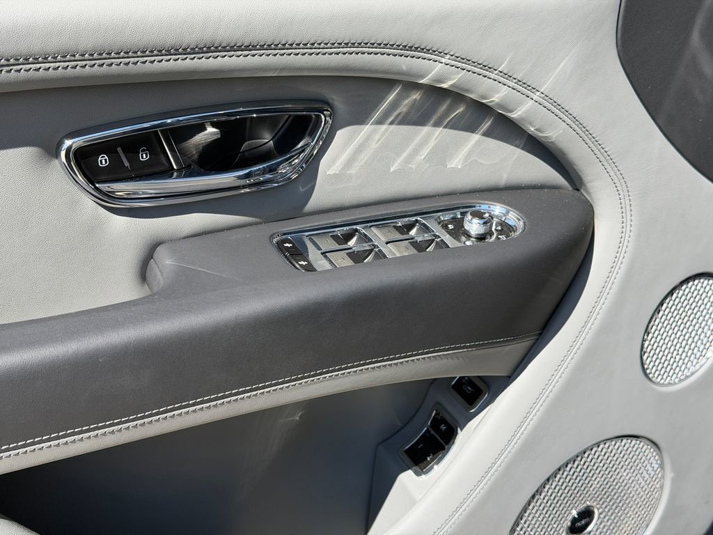 Certified 2025 Bentley Bentayga AWD/4WD image 15