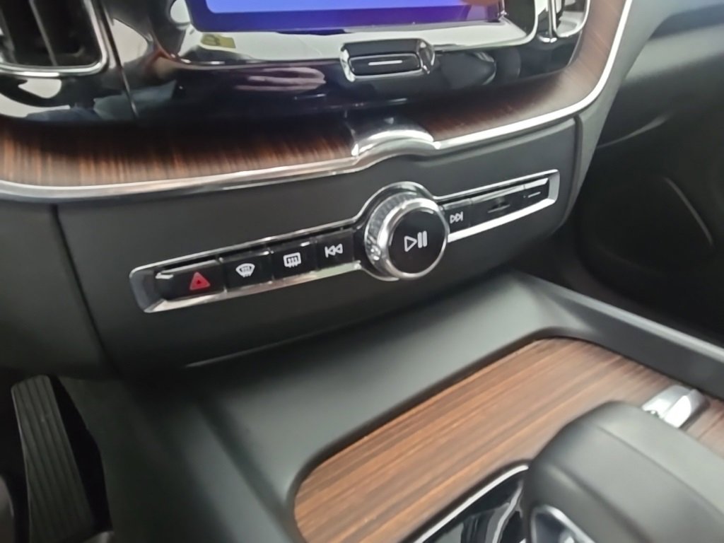 Certified 2023 Volvo XC60 B5 Plus w/ Climate Package image 21