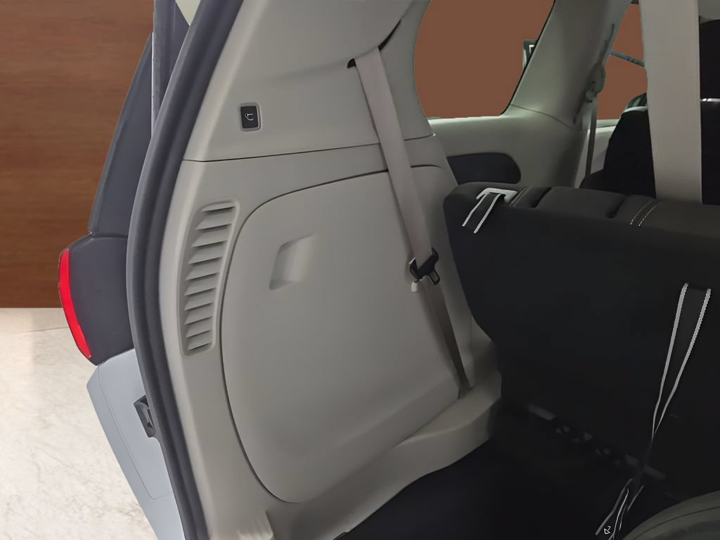 Used 2022 Chrysler Voyager LX FWD image 18