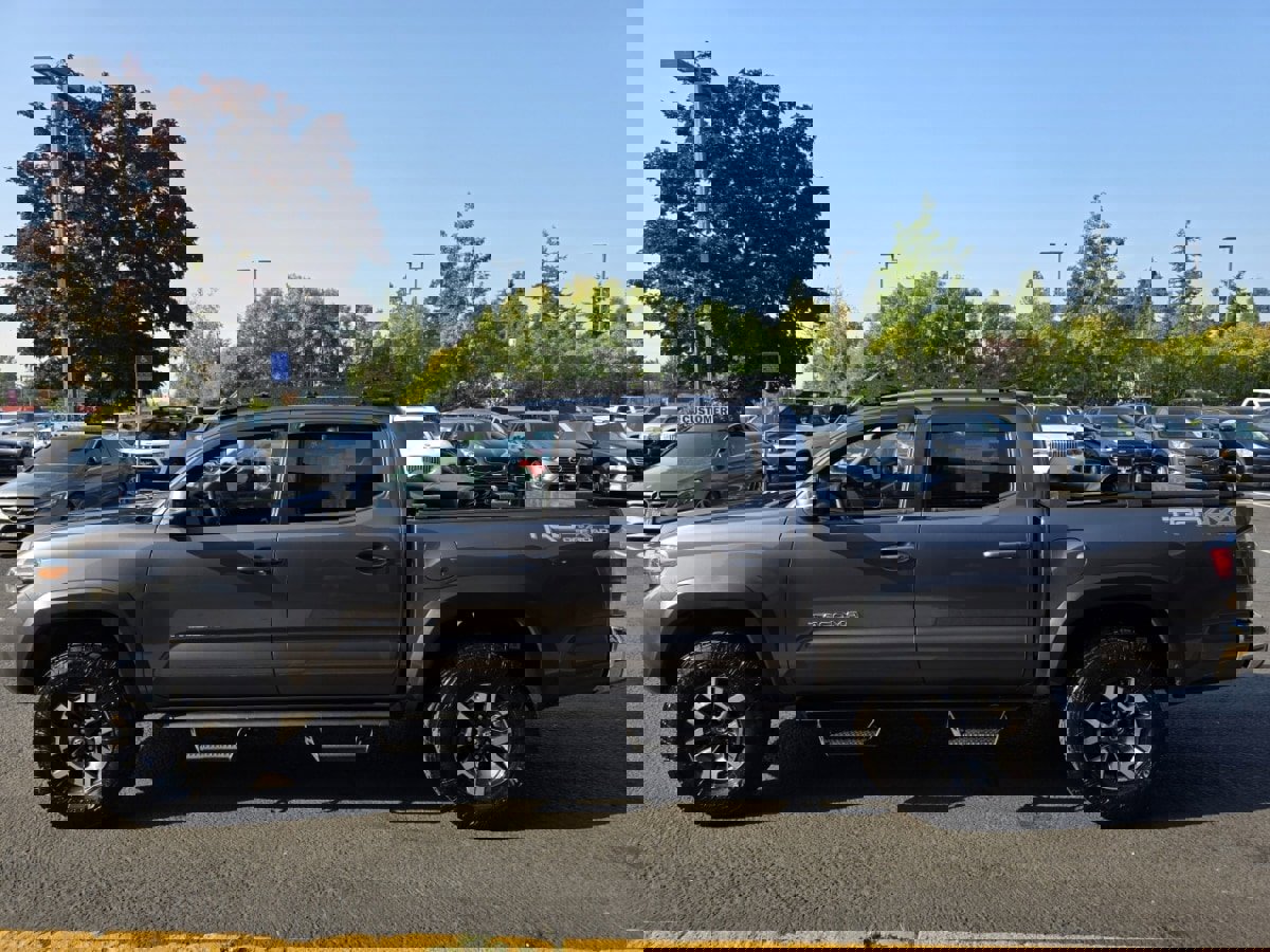Used 2021 Toyota Tacoma TRD Off-Road image 2