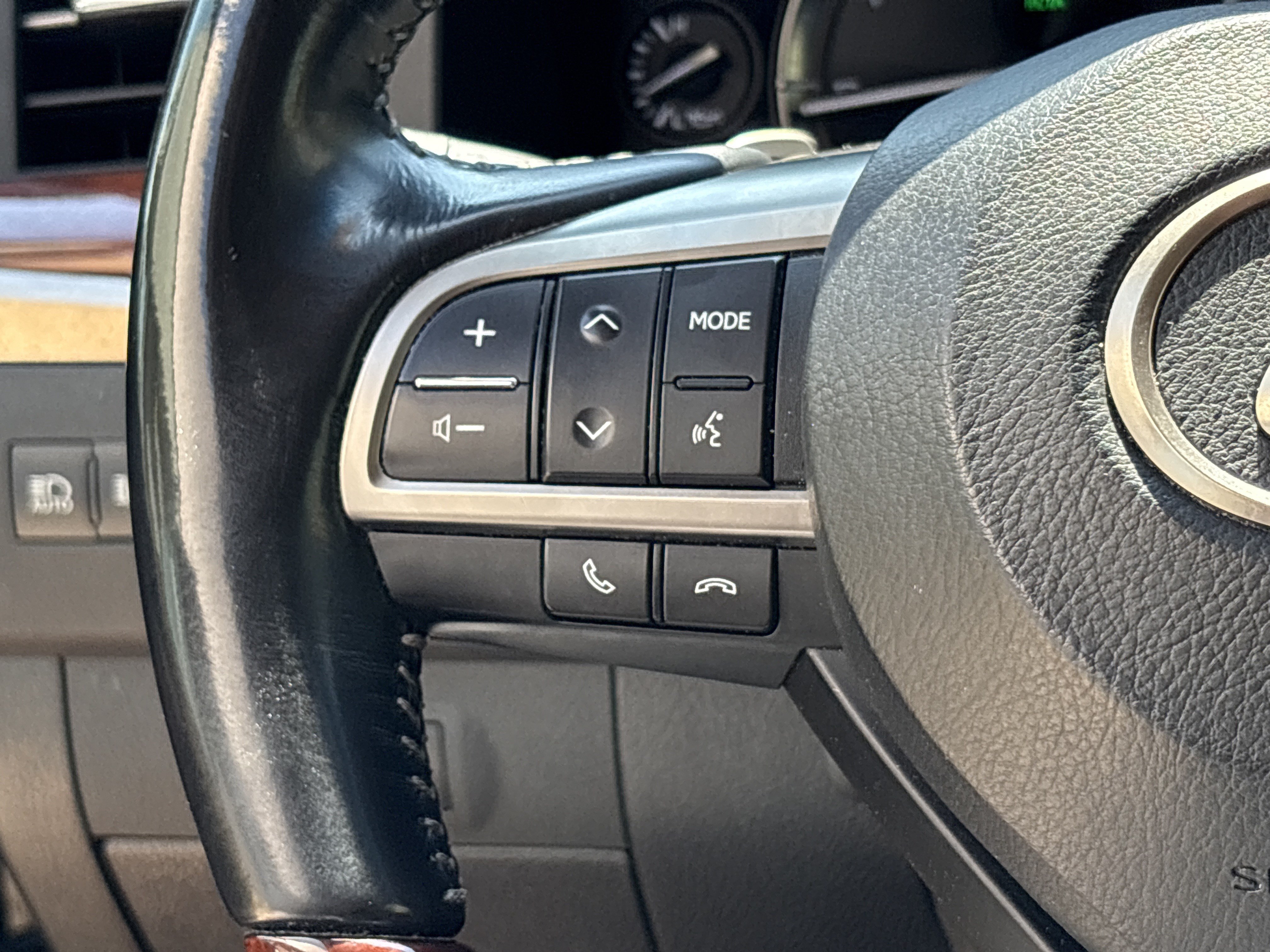 Used 2017 Lexus LX 570 4WD w/ Luxury Package image 19