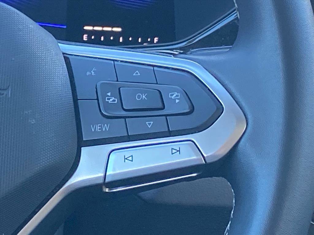 Used 2022 Volkswagen Taos SE w/ Panoramic Sunroof Package image 6