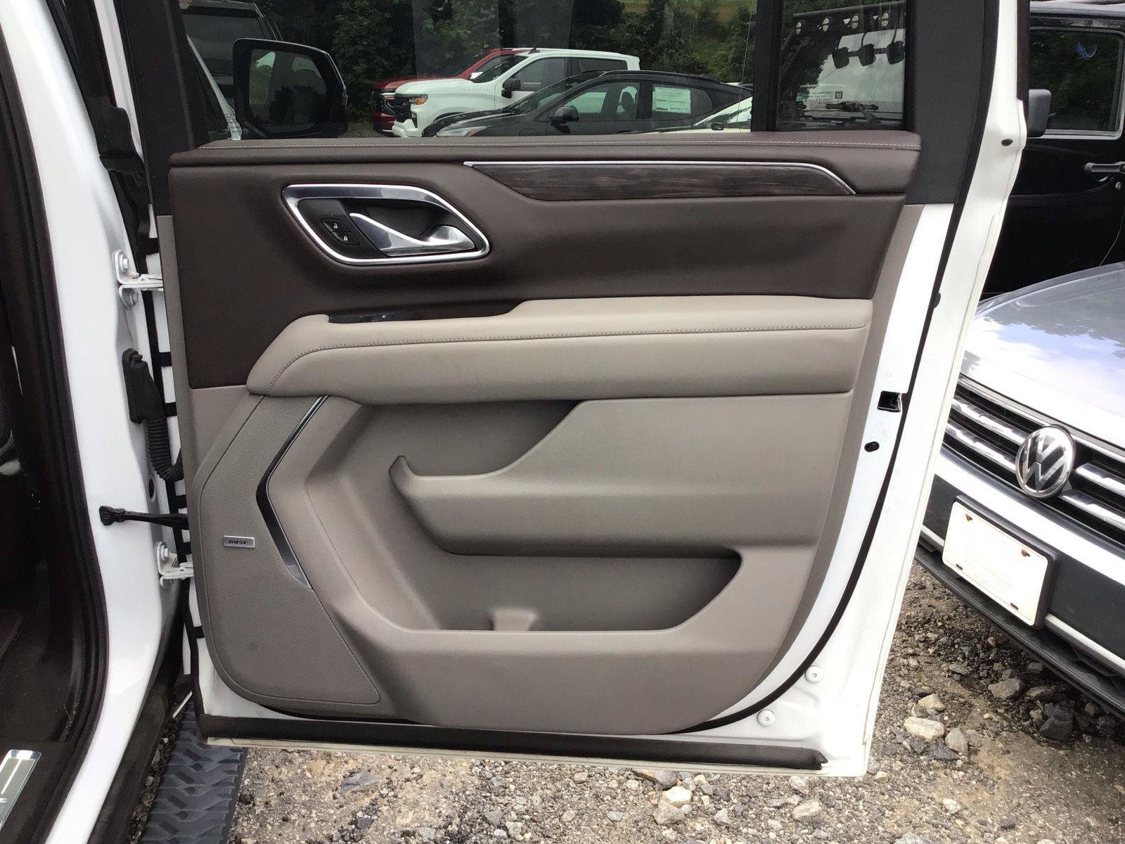 Used 2024 Chevrolet Suburban Z71 w/ Luxury Package AWD/4WD image 7