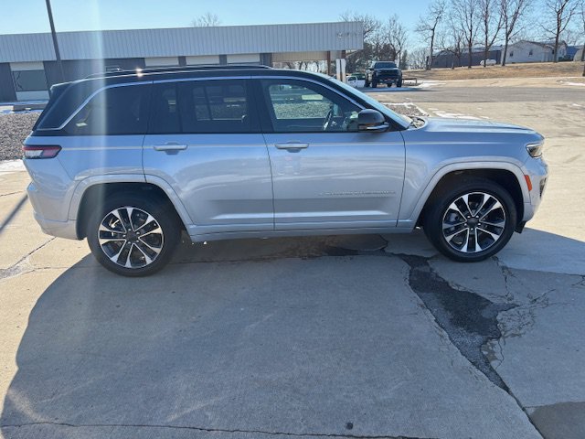 Used 2024 Jeep Grand Cherokee Overland AWD/4WD image 4