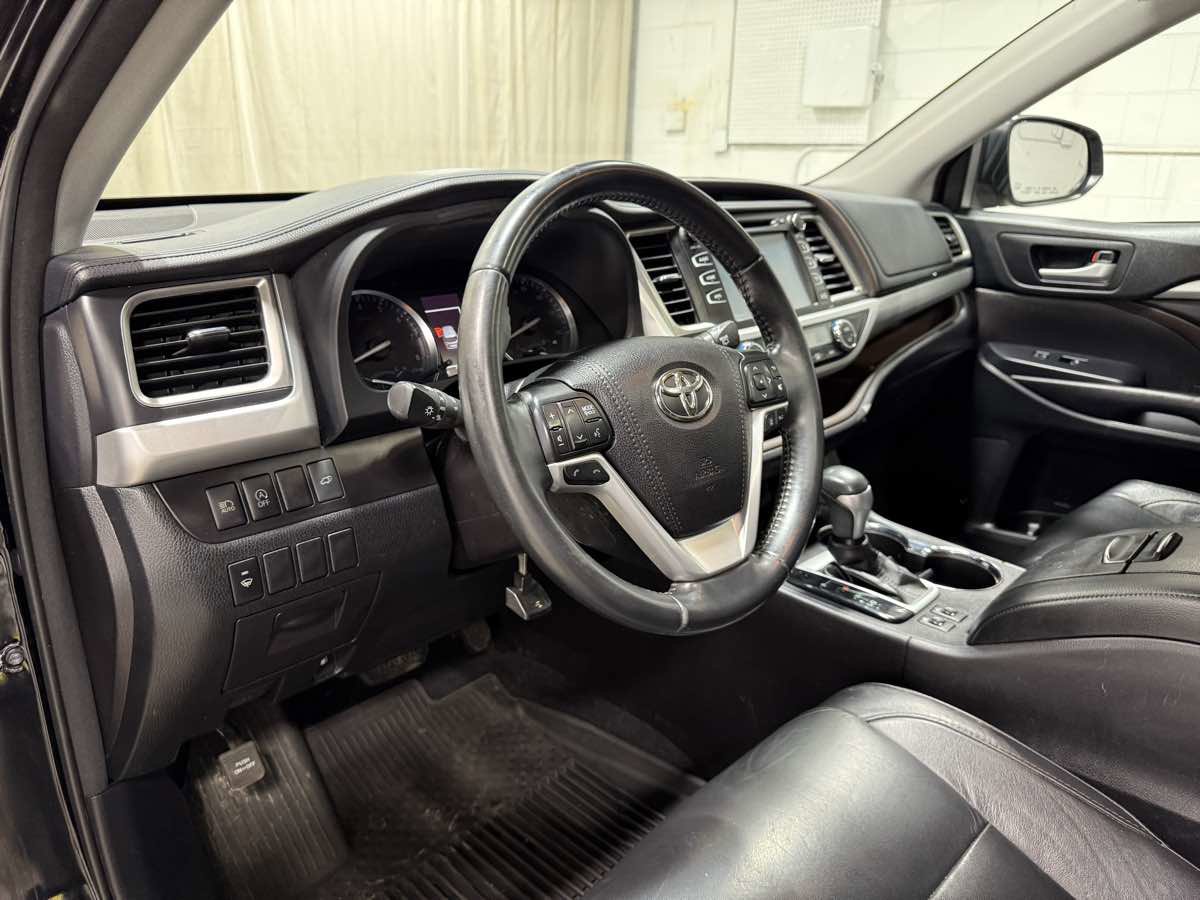 Used 2018 Toyota Highlander XLE w/ Protection Package #3 image 9