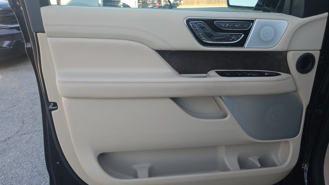 Used 2021 Lincoln Navigator Reserve w/ Luxury Package AWD/4WD image 10