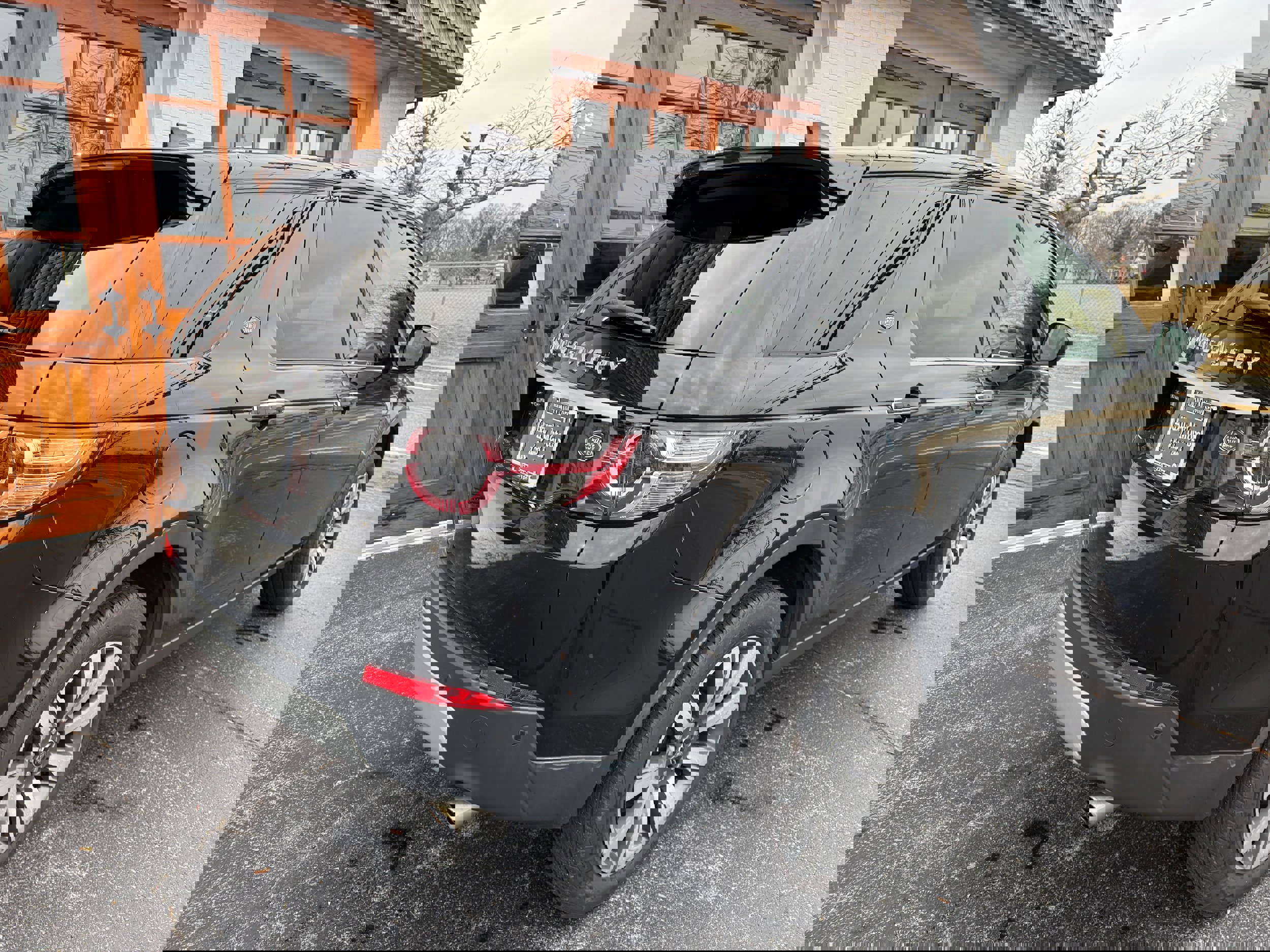 Used 2019 Land Rover Discovery Sport HSE Luxury image 3