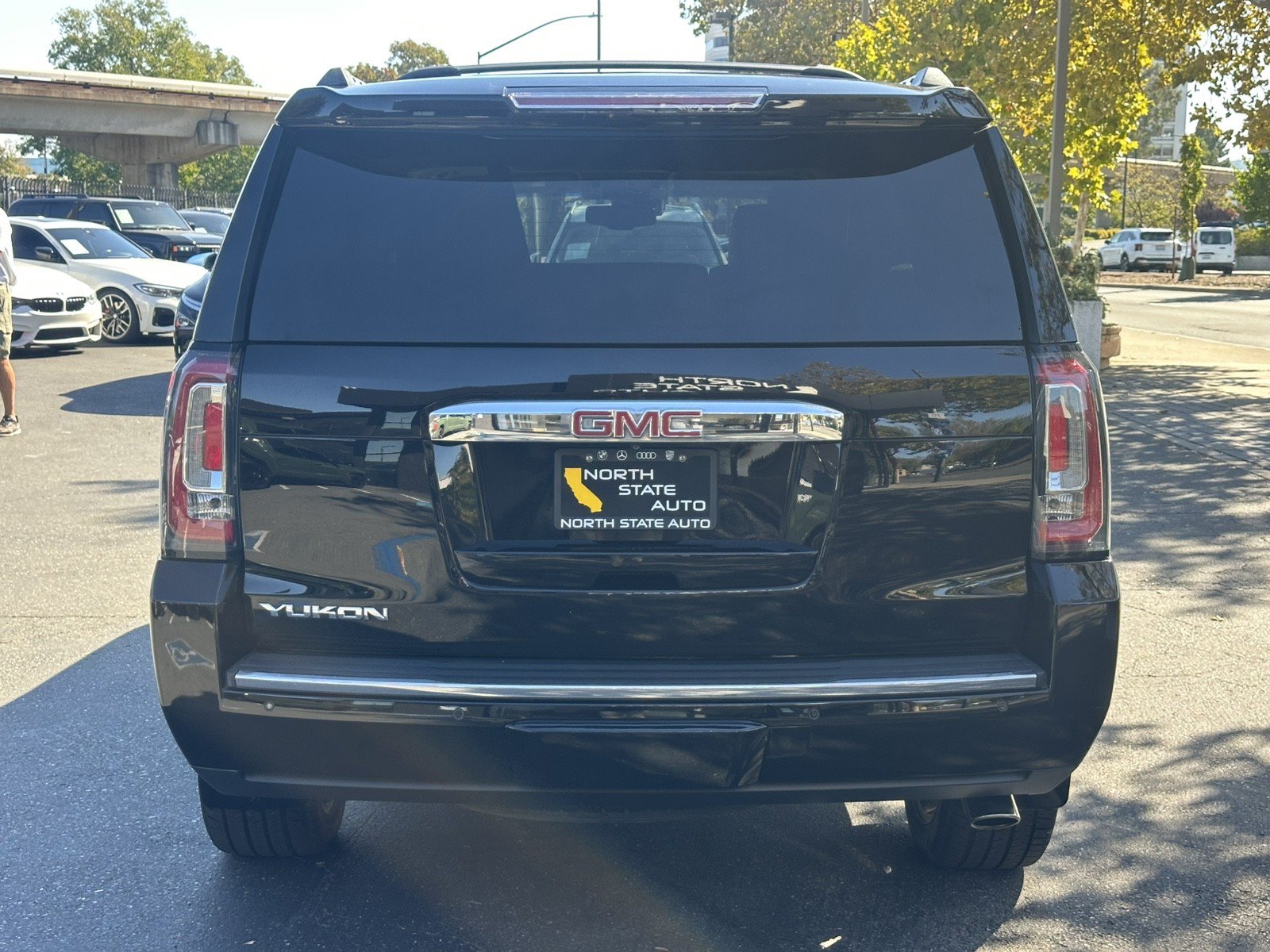 Used 2015 GMC Yukon Denali w/ Premium Package AWD/4WD image 10