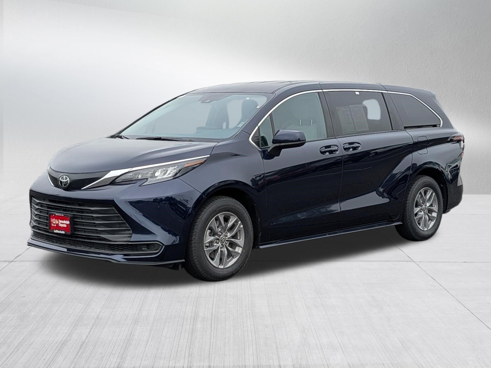 Certified 2026 Toyota Sienna LE FWD image 3