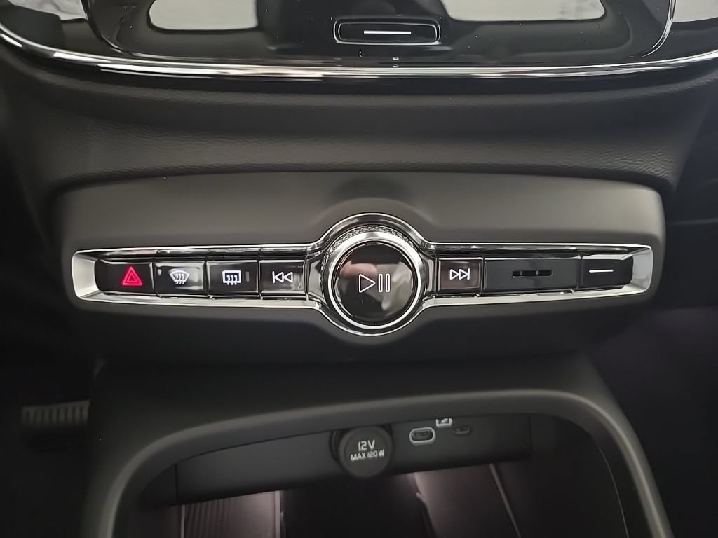 New 2026 Volvo XC40 B5 Ultra w/ Climate Package AWD/4WD image 17