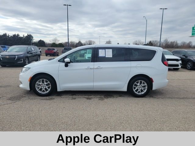 Used 2023 Chrysler Voyager LX image 3