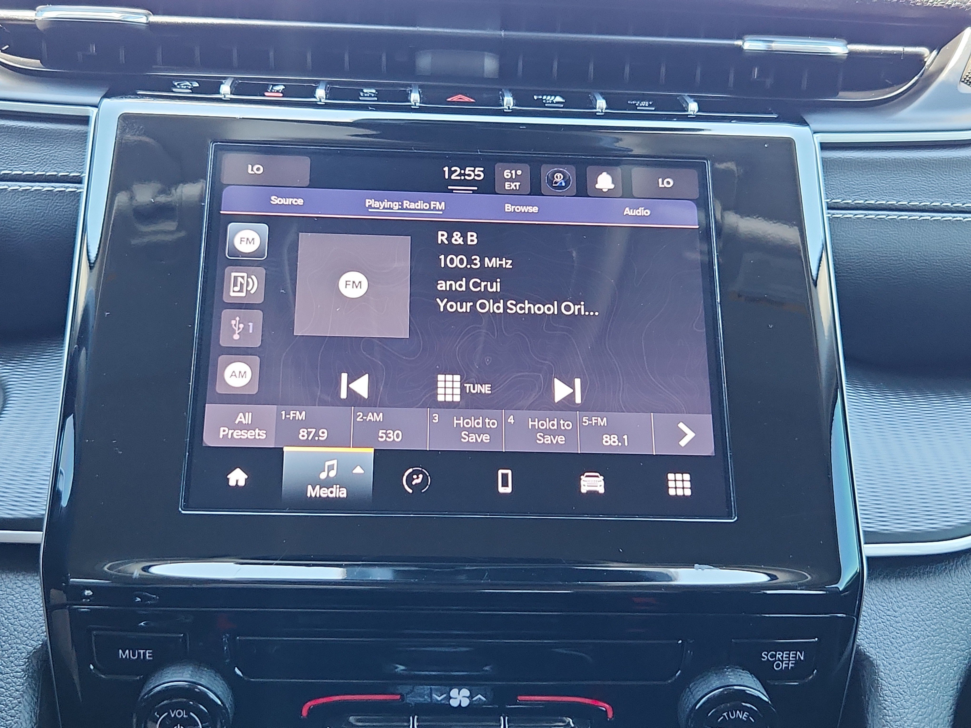 Used 2023 Jeep Grand Cherokee Laredo AWD/4WD image 26