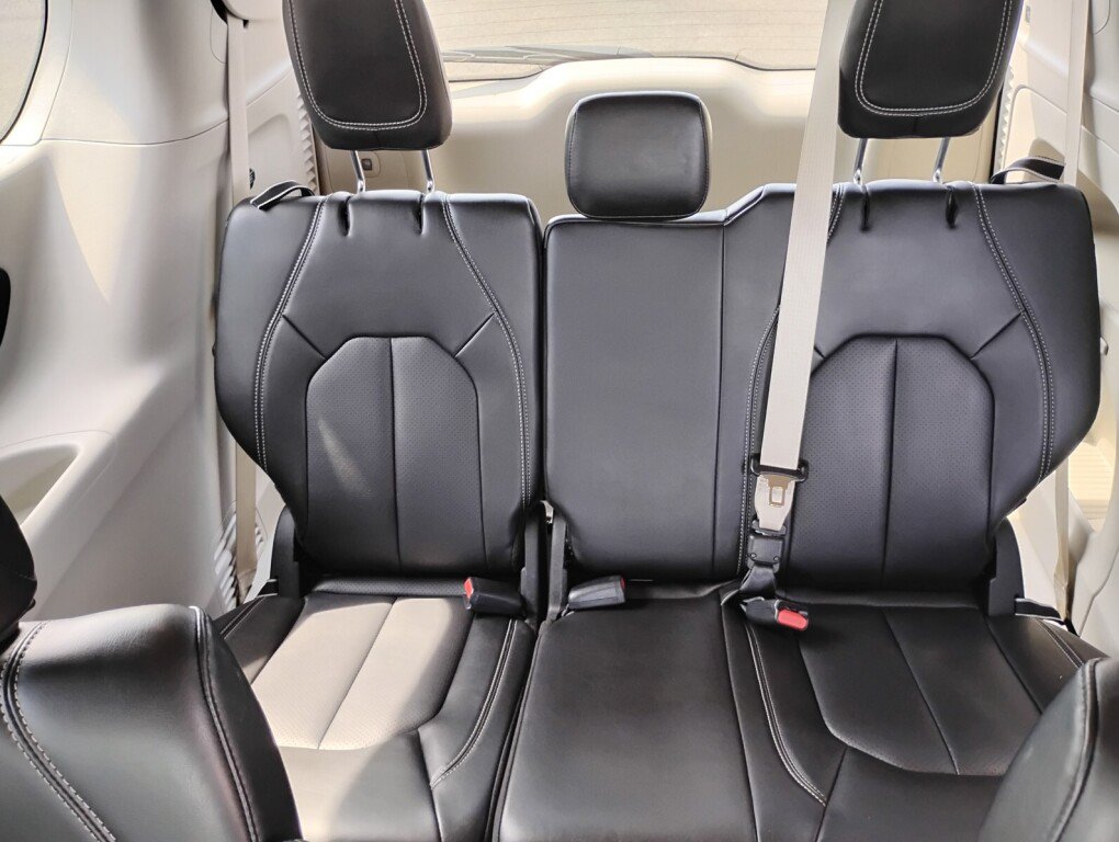 Used 2023 Chrysler Pacifica Touring-L FWD image 11