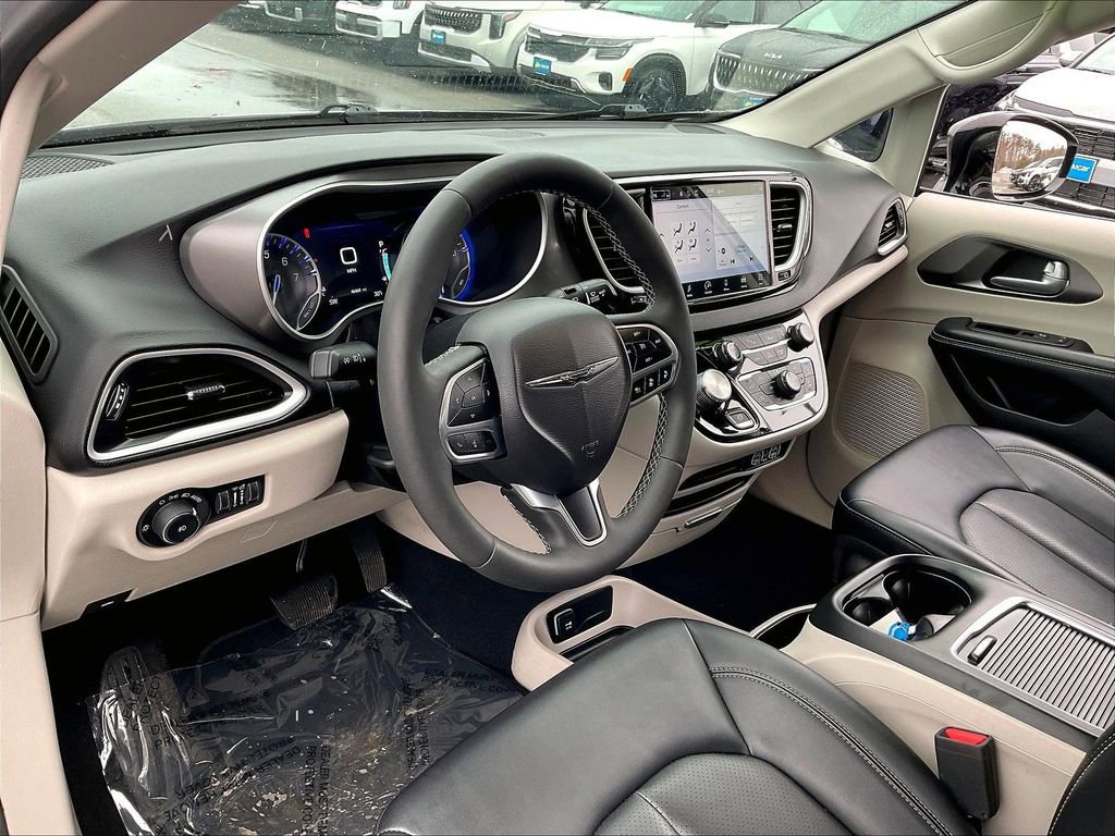 Used 2024 Chrysler Pacifica Touring-L image 8