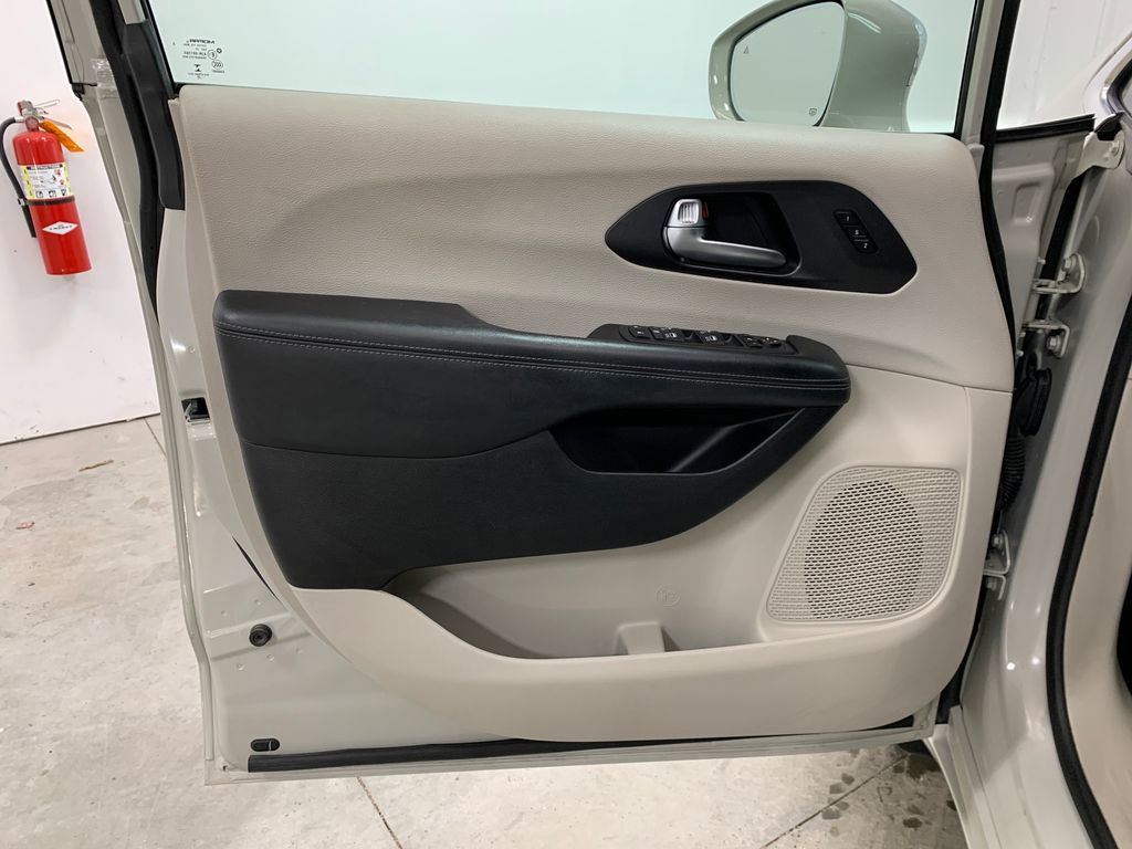 Used 2020 Chrysler Pacifica Limited image 6