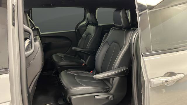 Used 2023 Chrysler Pacifica Touring-L w/ S Appearance Package FWD image 20