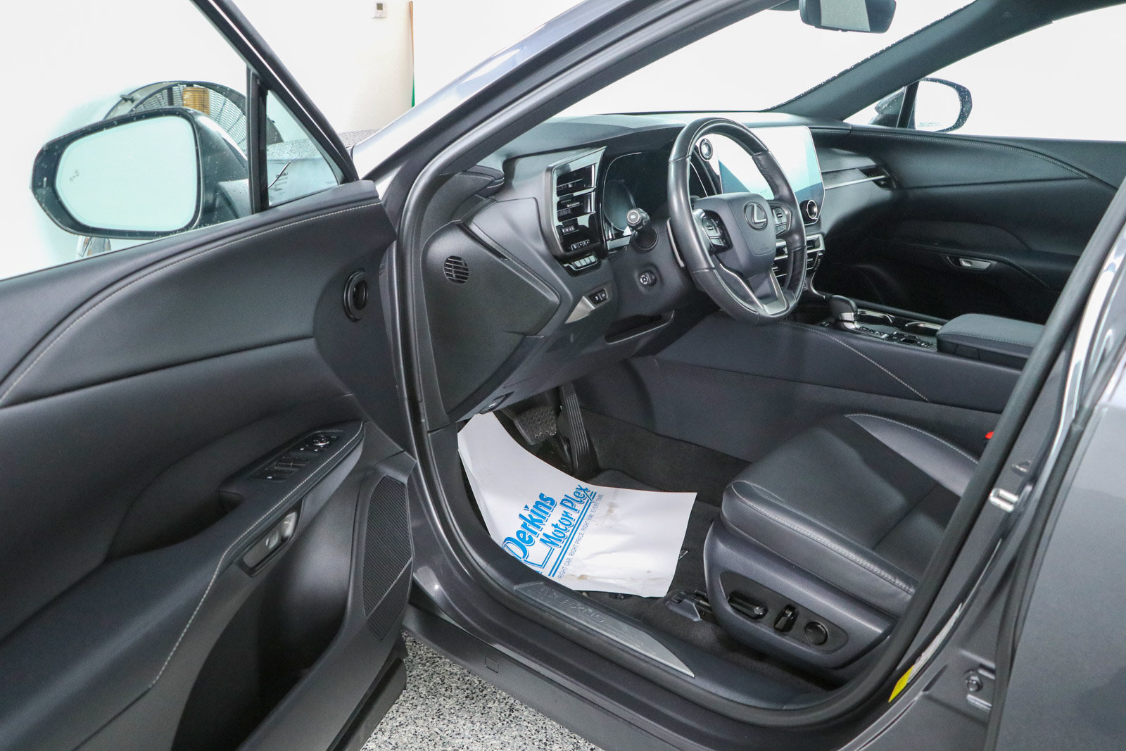 Used 2024 Lexus RX 350 Premium w/ Convenience Package FWD image 3