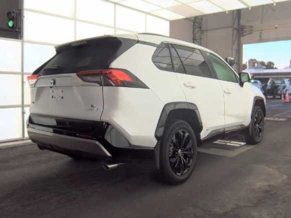 Used 2024 Toyota RAV4 SE w/ Convenience Package AWD/4WD image 5