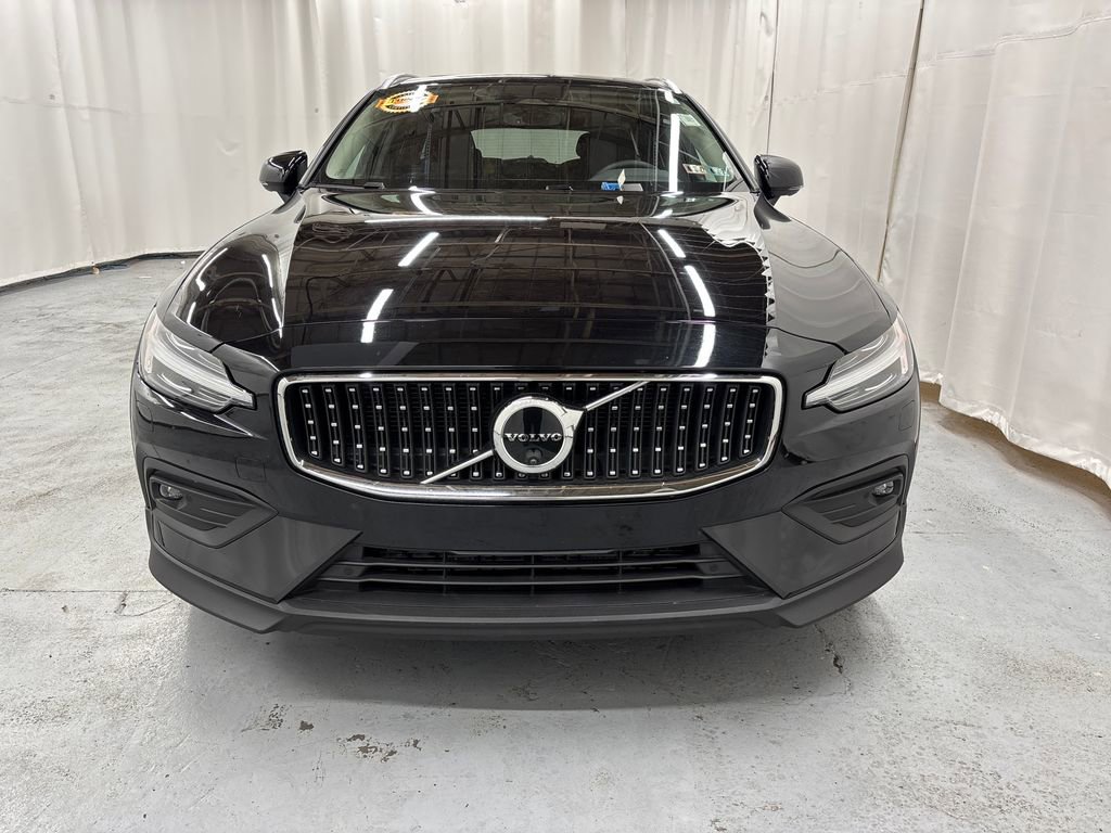 Used 2025 Volvo V60 B5 Cross Country Plus image 8