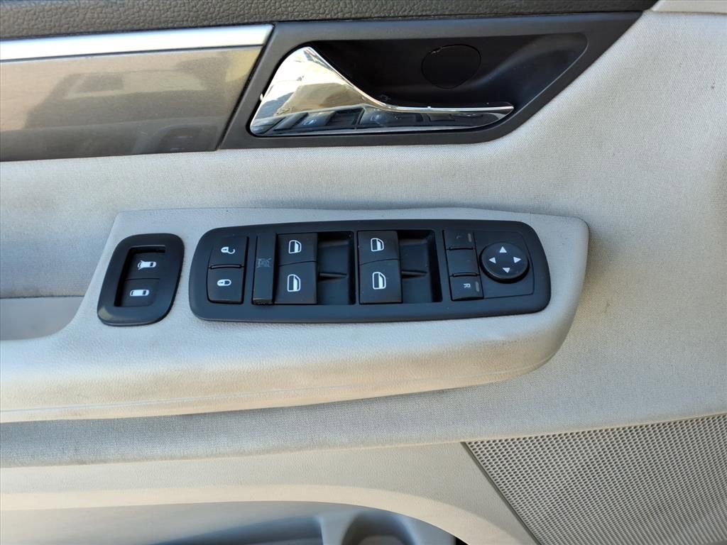 Used 2010 Volkswagen Routan S image 18