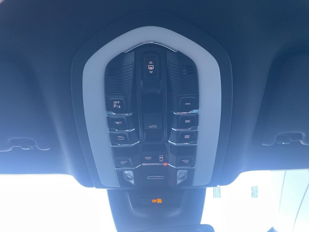 Certified 2025 Porsche Macan AWD/4WD image 37