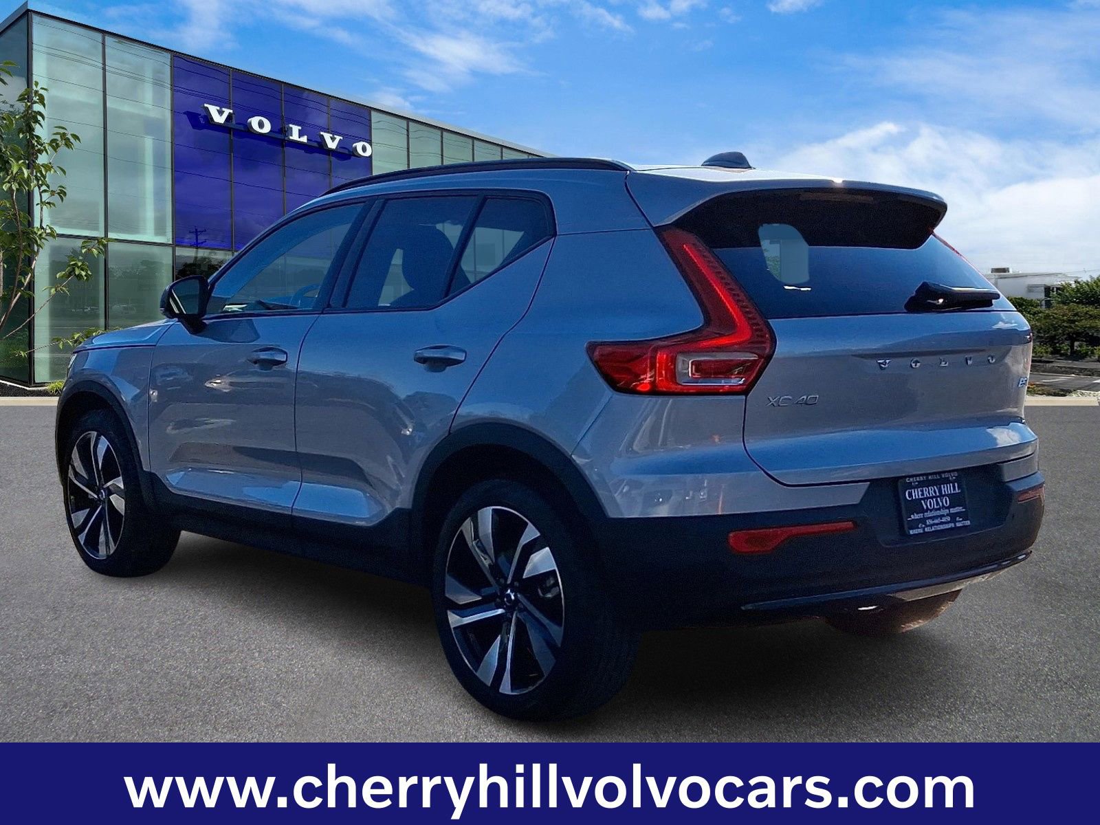 Certified 2025 Volvo XC40 B5 Plus image 5