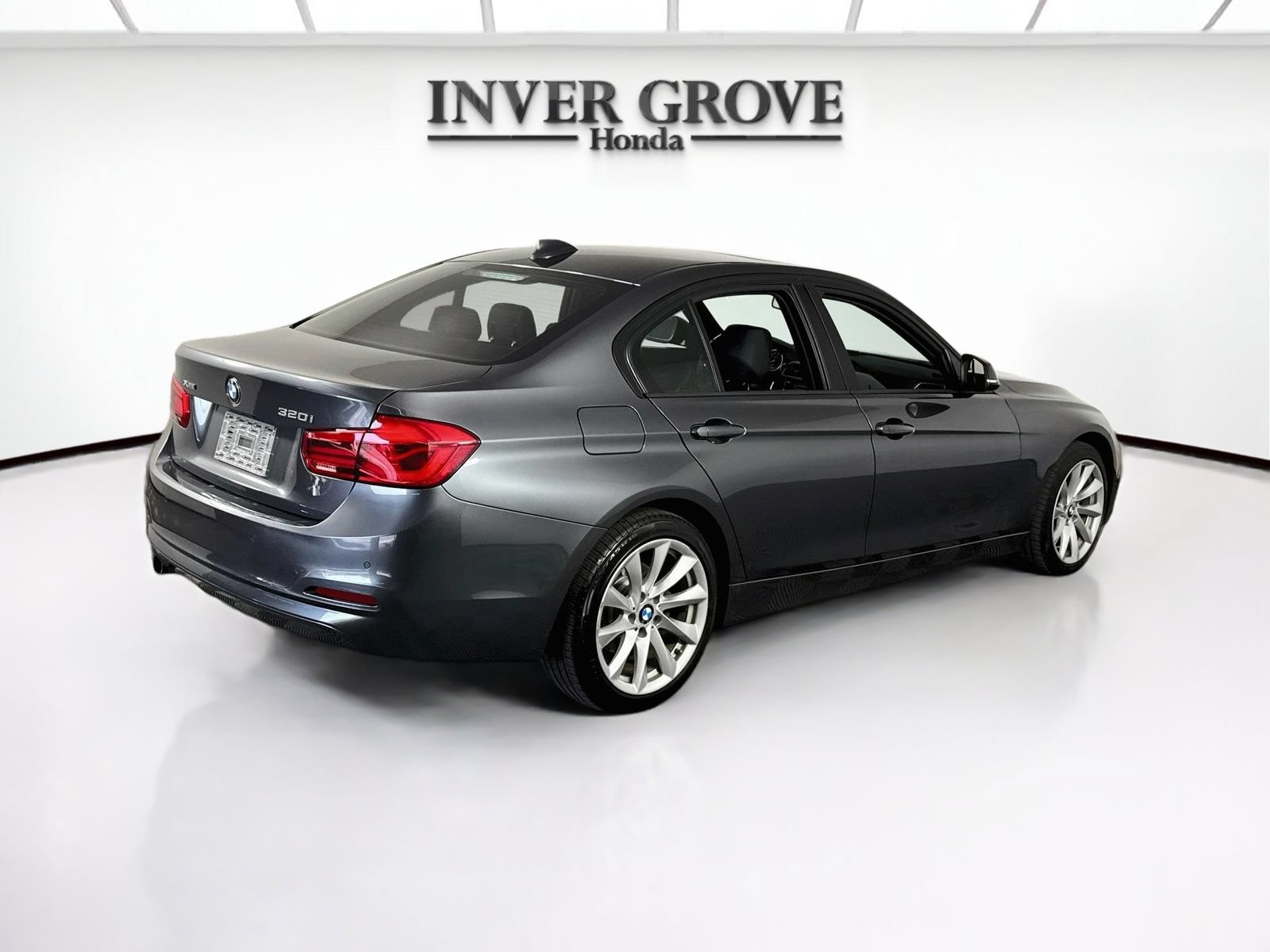 Used 2017 BMW 320i xDrive Sedan AWD/4WD image 5
