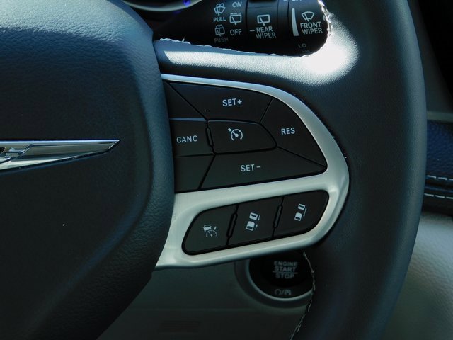 Used 2024 Chrysler Pacifica Select image 16