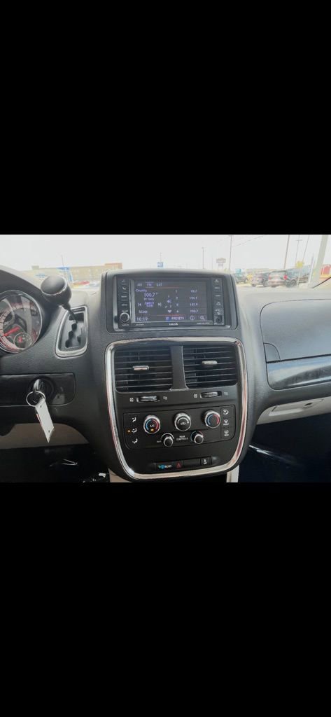 Used 2018 Dodge Grand Caravan SE w/ UConnect Hands-Free Group image 11
