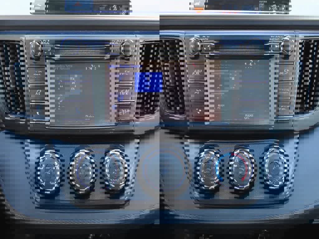 Used 2018 Toyota RAV4 LE image 21