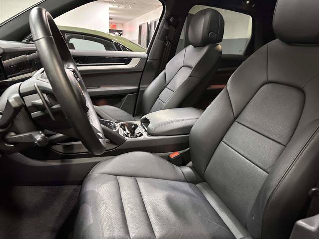 Used 2025 Porsche Cayenne AWD/4WD image 12