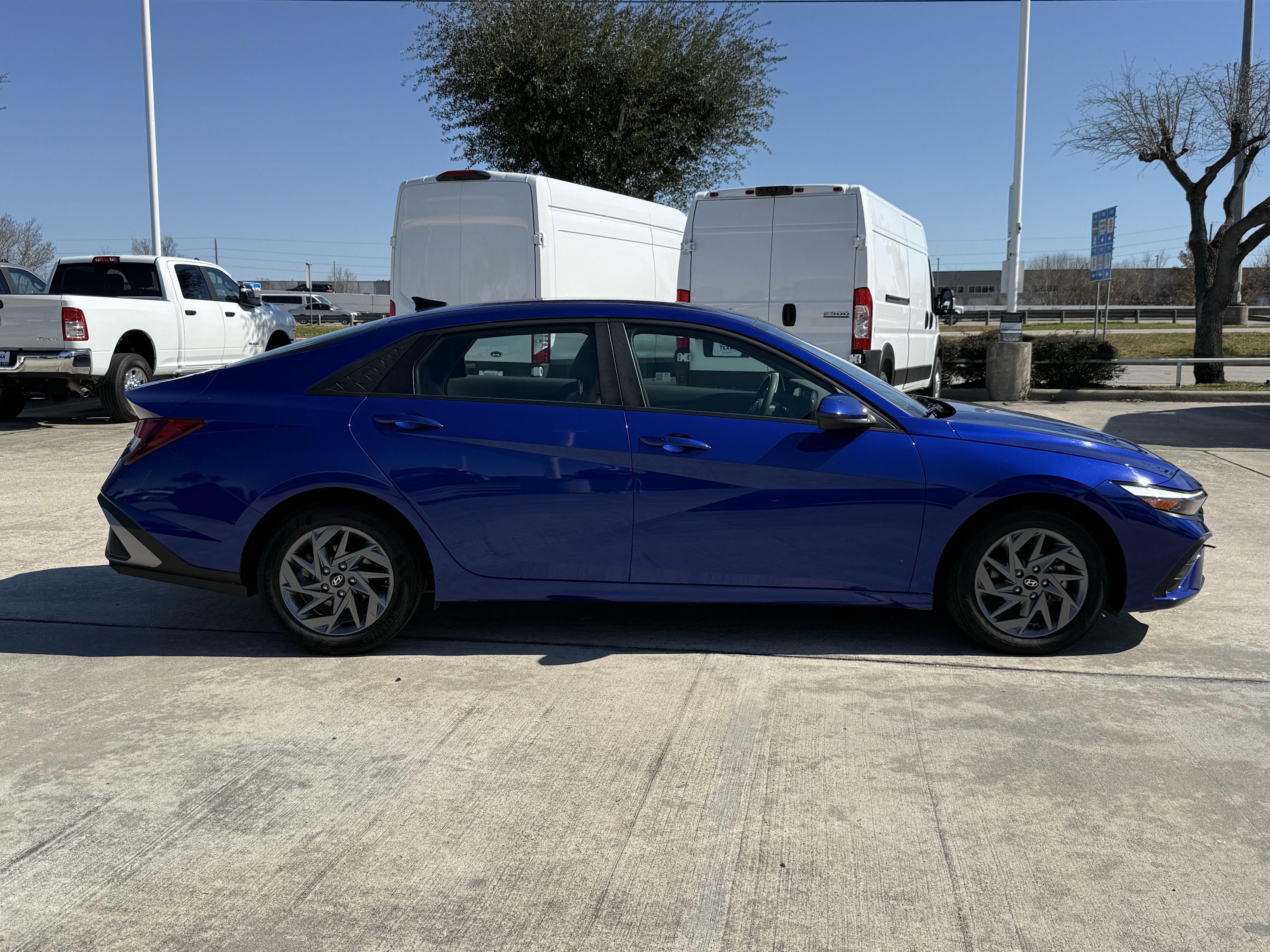 Used 2024 Hyundai Elantra SEL image 3