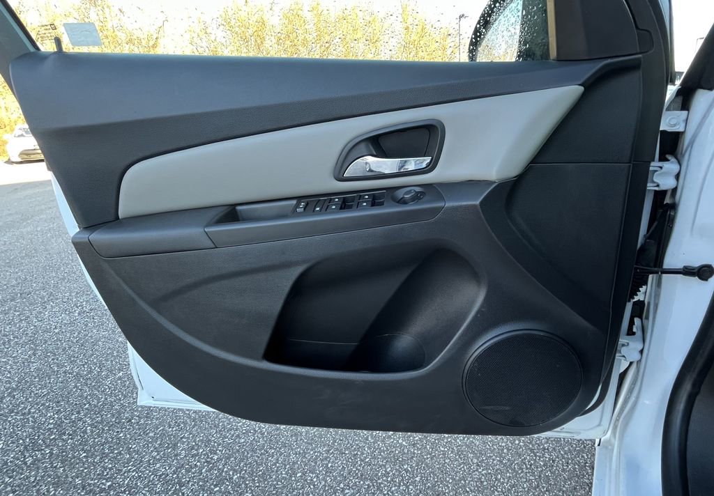 Used 2015 Chevrolet Cruze LS image 8