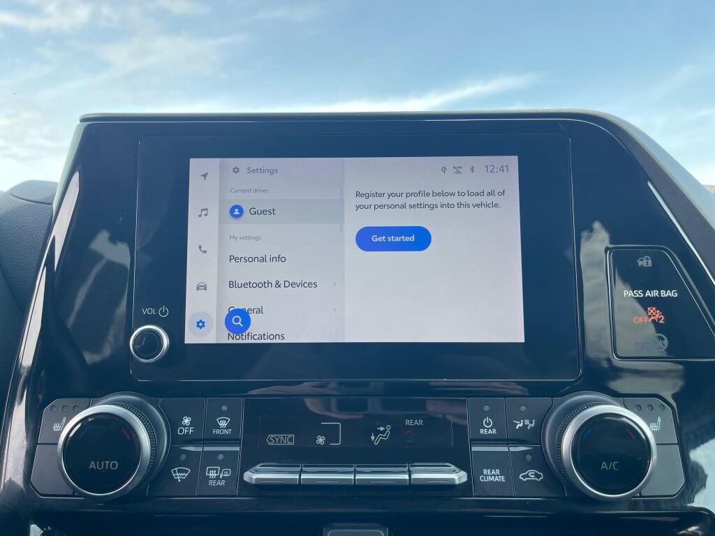 Used 2023 Toyota Highlander XLE image 12