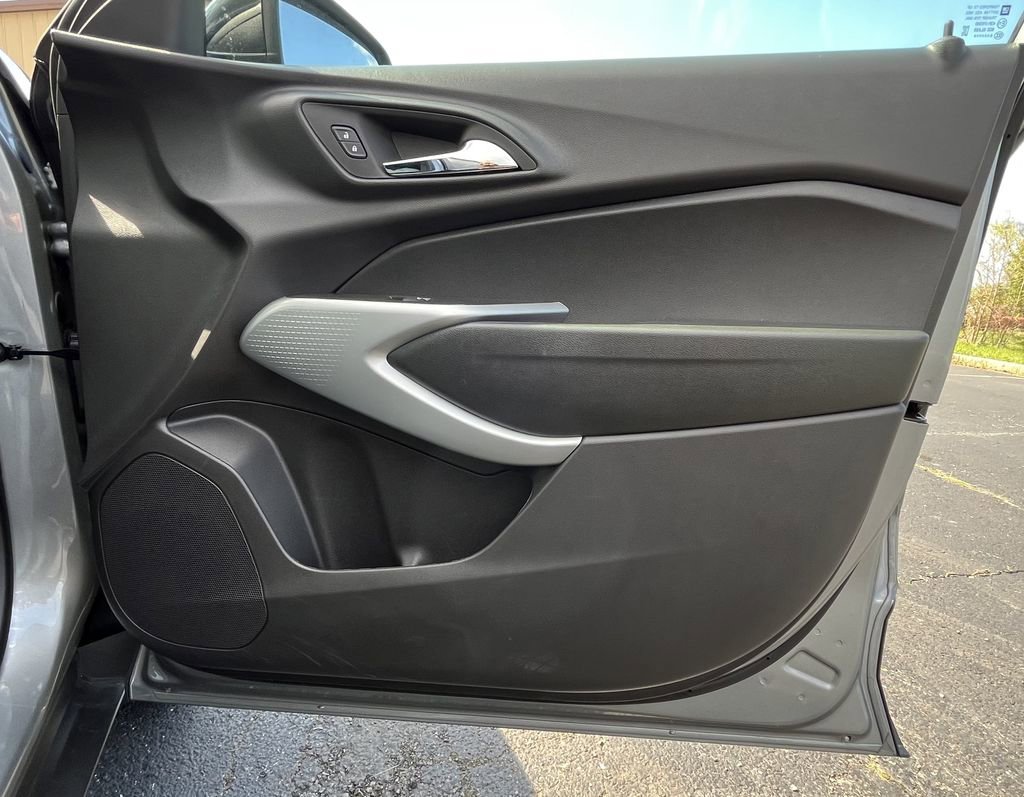 Certified 2025 Chevrolet Trax RS FWD image 18