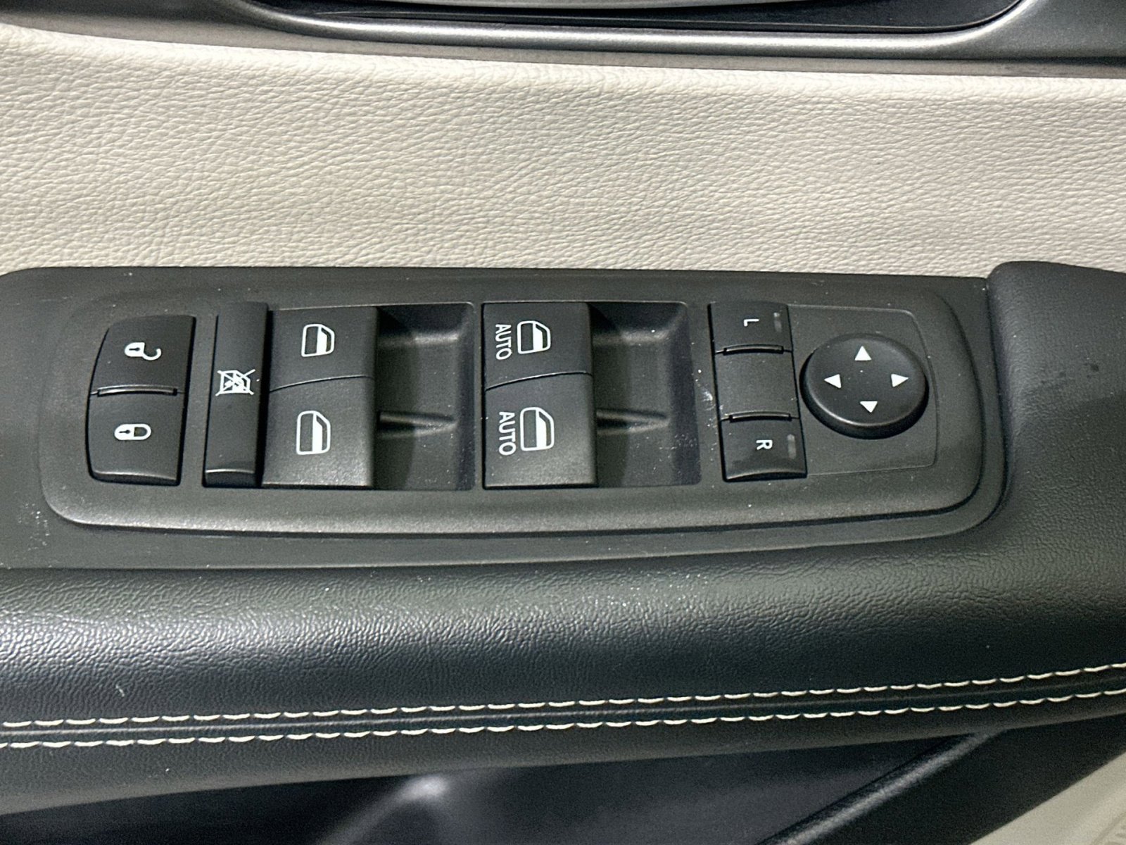 Used 2023 Chrysler Pacifica Touring-L image 16