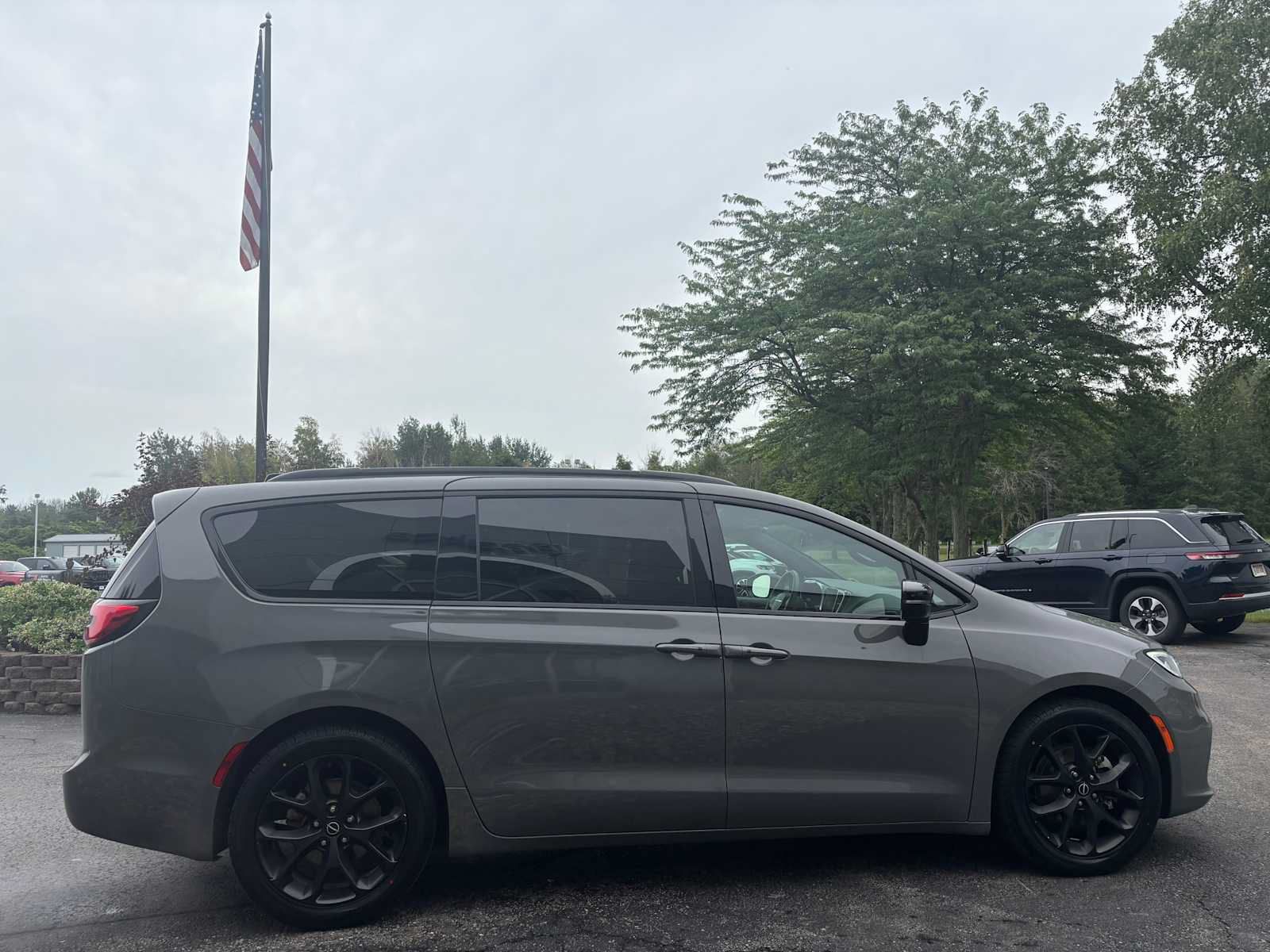 Used 2025 Chrysler Pacifica Limited FWD image 10