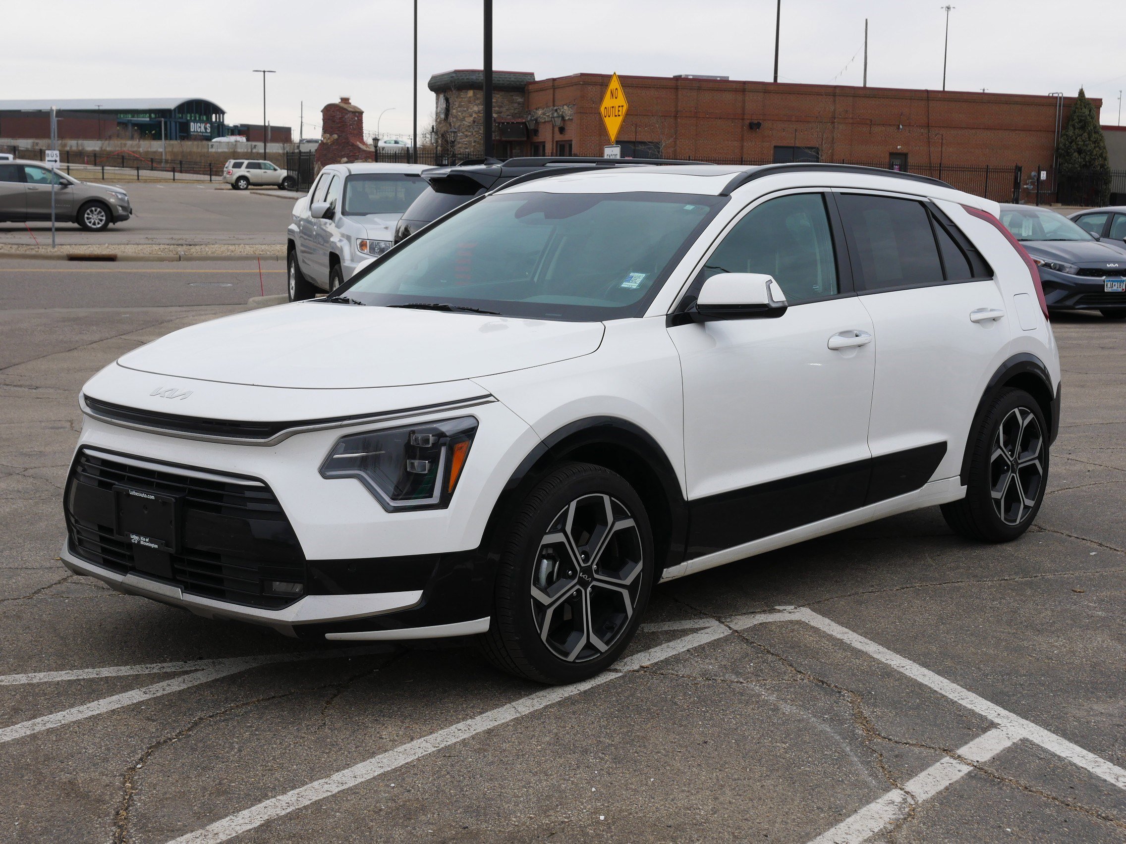 Used 2024 Kia Niro SX Touring image 2