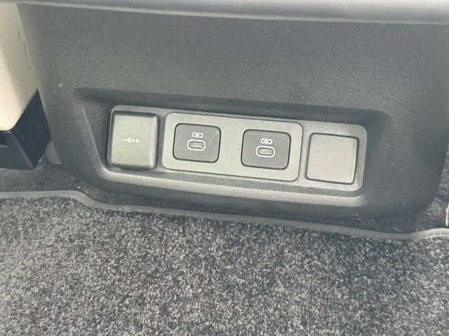 Used 2025 Land Rover Discovery S AWD/4WD image 16