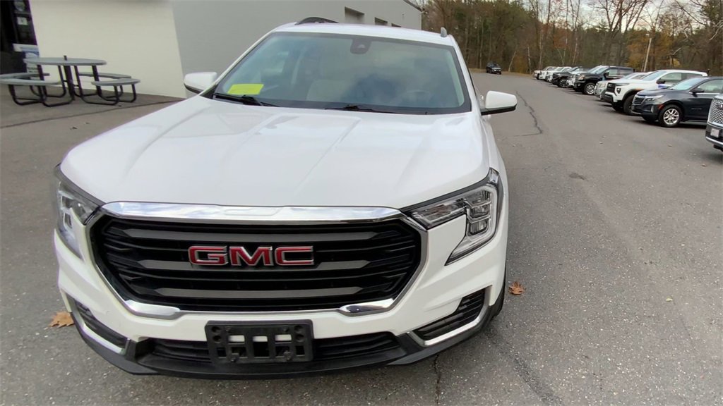 Used 2023 GMC Terrain SLE w/ Driver Convenience Package image 4