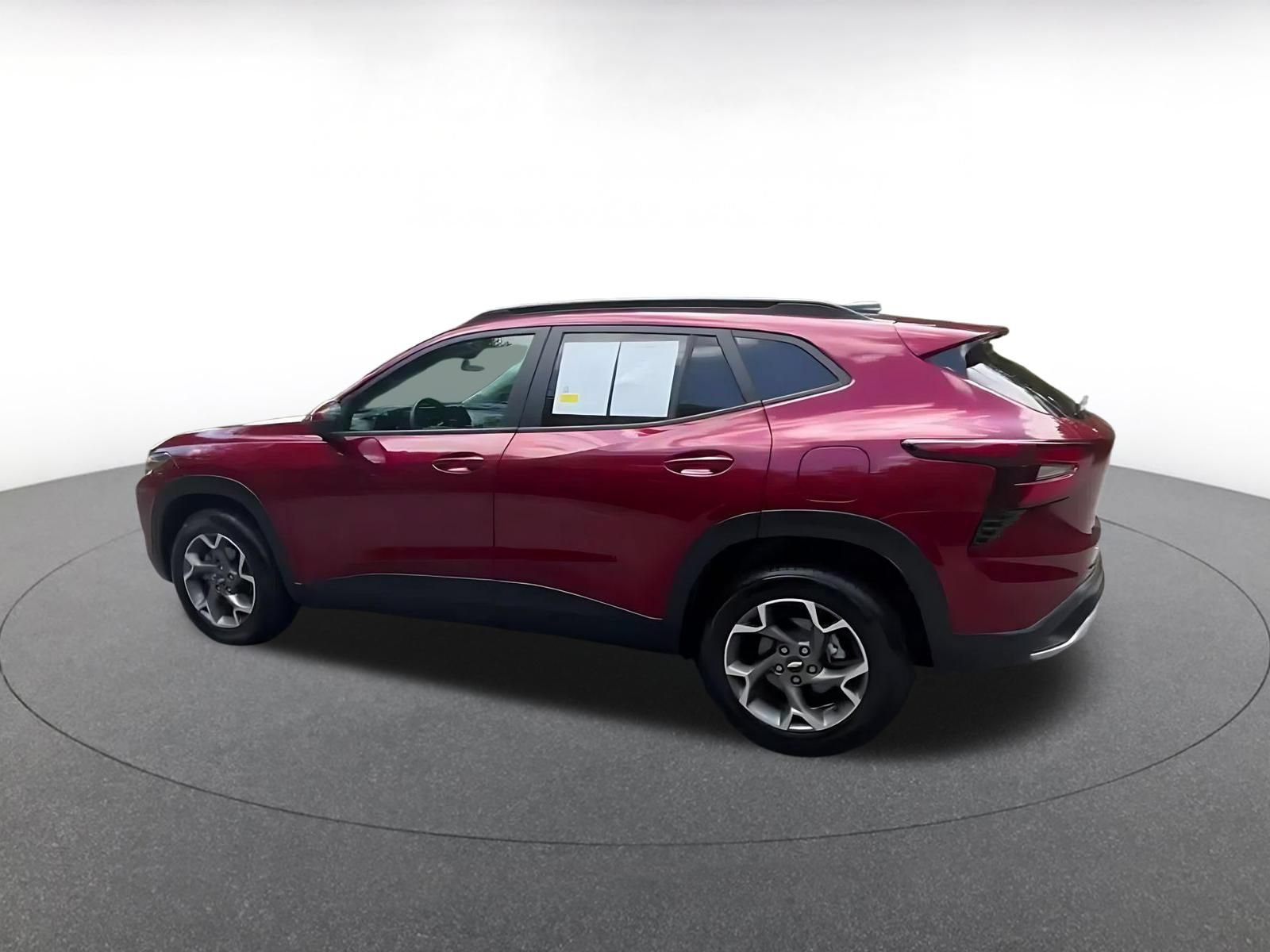 Used 2025 Chevrolet Trax LT w/ LT Convenience Package FWD image 8