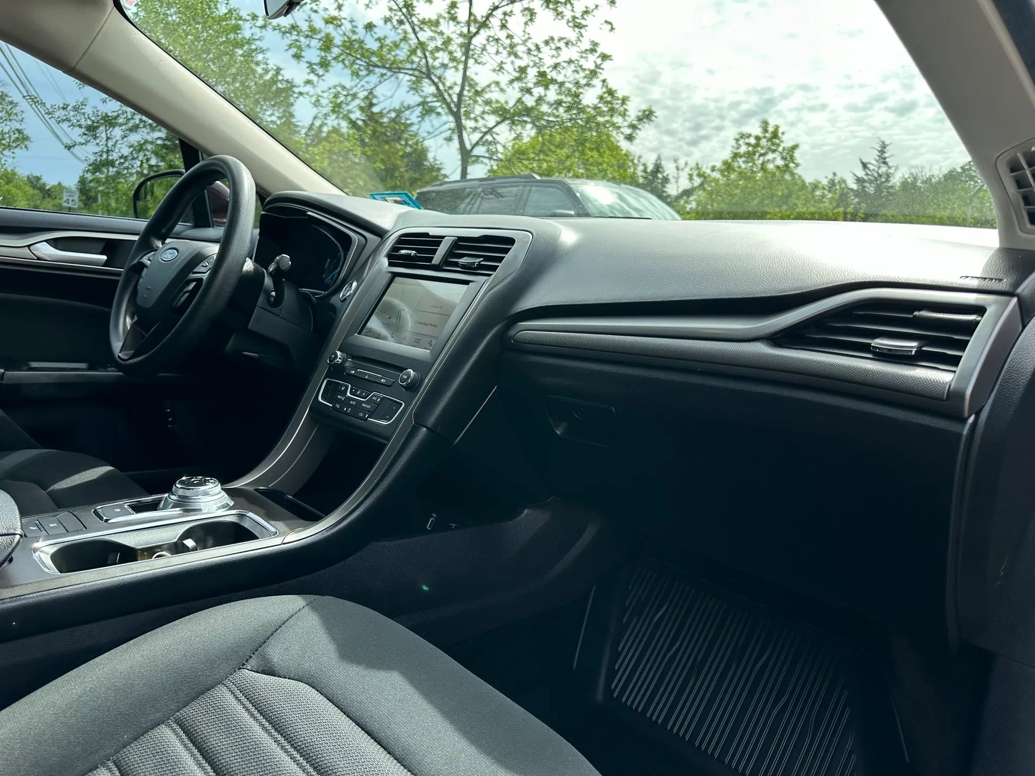 Used 2018 Ford Fusion SE FWD image 12