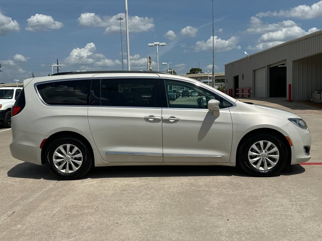 Used 2017 Chrysler Pacifica Touring-L FWD image 7