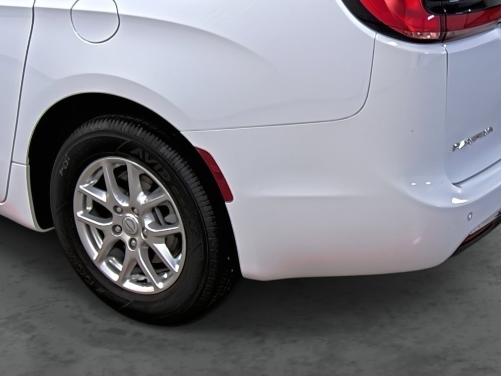 New 2026 Chrysler Pacifica Select image 9
