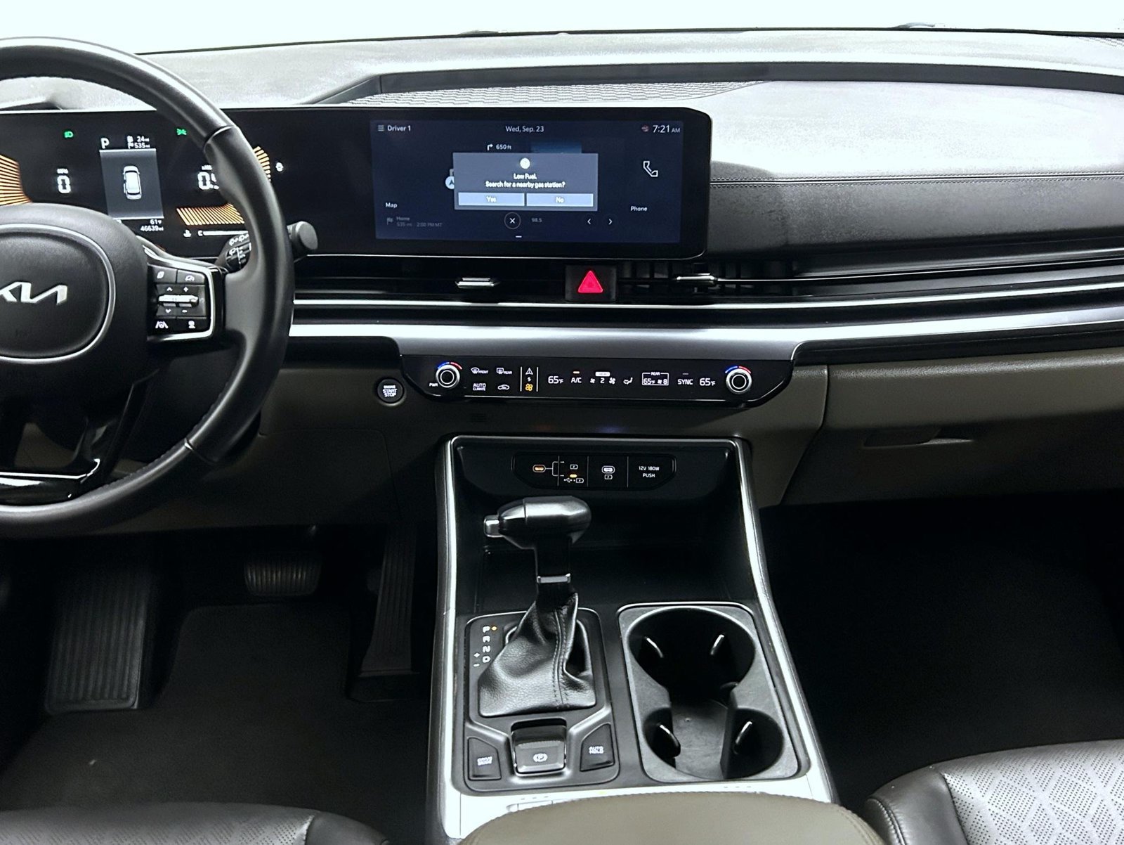 Used 2025 Kia Carnival FWD image 13