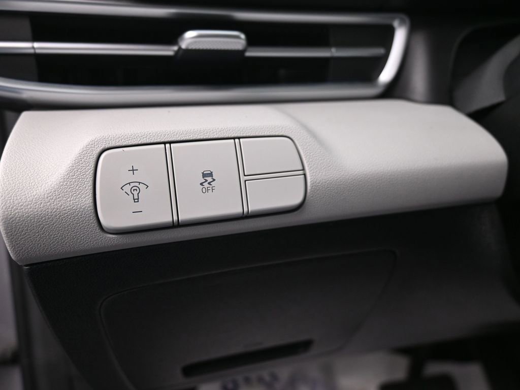 Used 2024 Hyundai Elantra Limited image 18