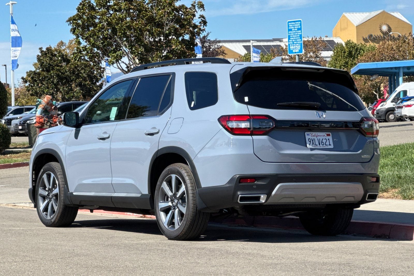 Used 2025 Honda Pilot Touring image 6