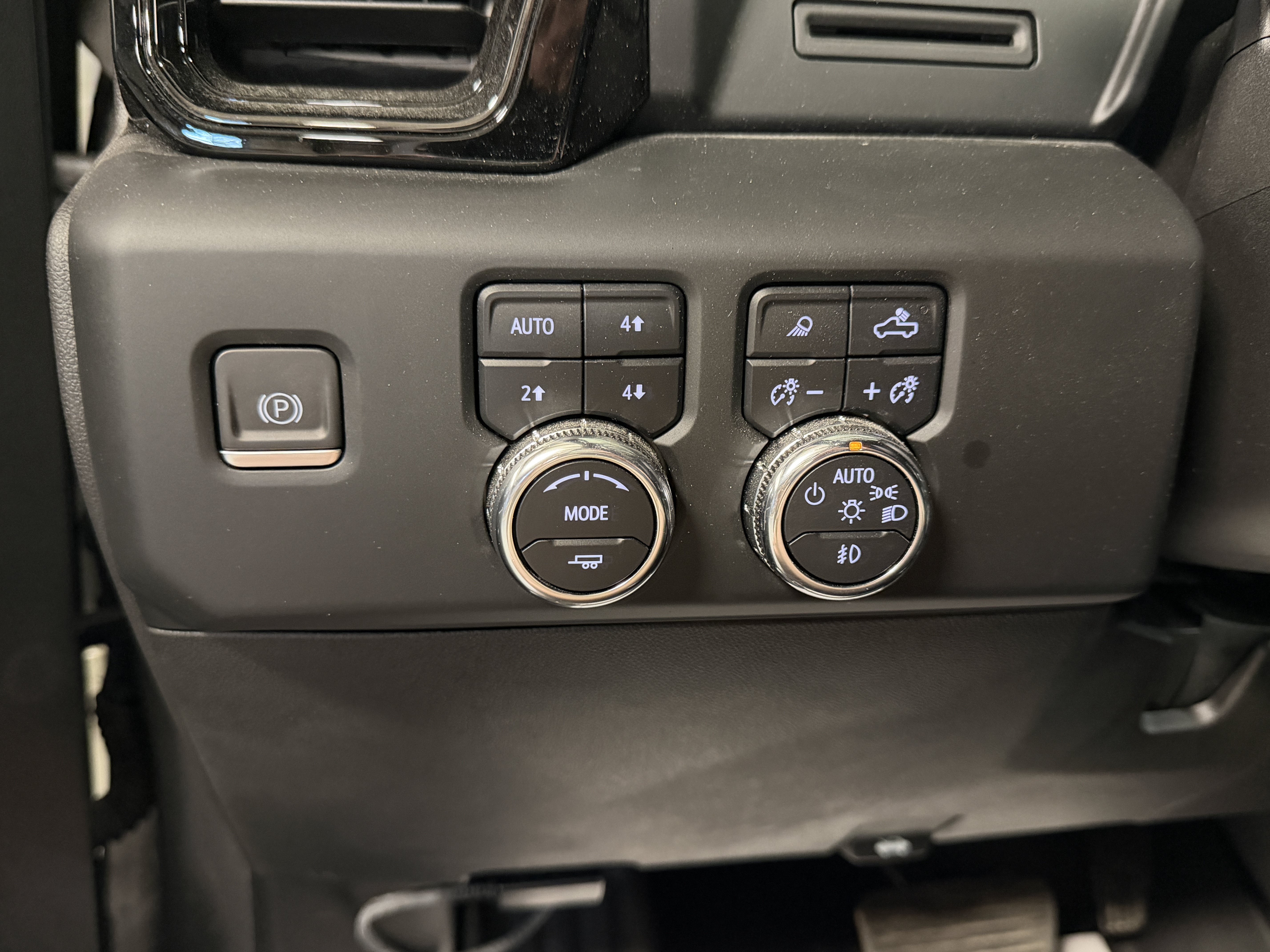Used 2024 GMC Sierra 2500 AT4 w/ AT4 Preferred Package AWD/4WD image 17