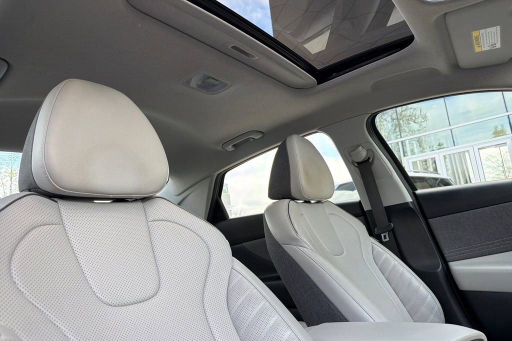 Certified 2024 Hyundai Elantra Limited image 17