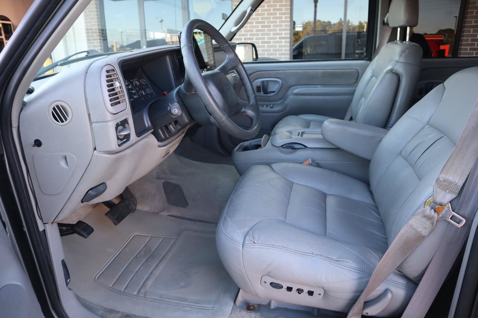 Used 1999 Chevrolet Suburban 2WD w/ Preferred Equipment Group 3 image 18